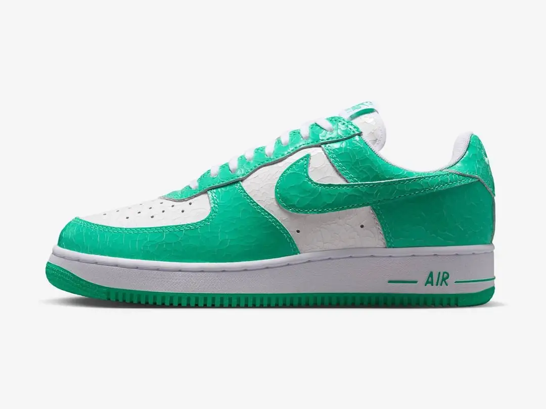 Nike Air Force 1 in menta, white, menta, side view